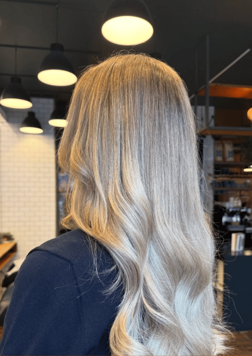 Lys balayage med bløde overgange, lavet hos Staack Hair i Lyngby