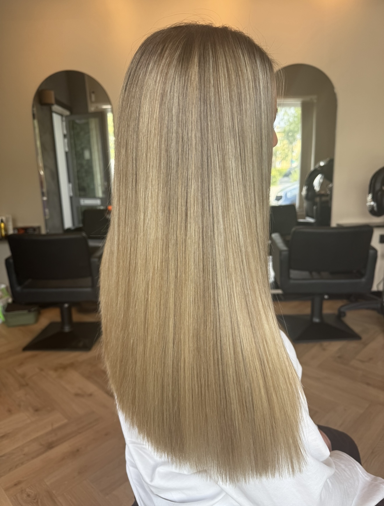 Langt lyst hår med naturlige striber, lavet hos Staack Hair i Lyngby